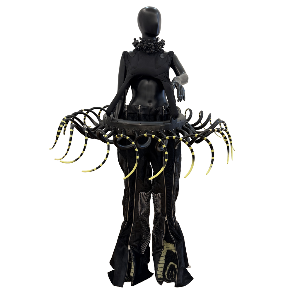 VENOM HALO sculptural look with black top, radial waist structure and zip-detail trousers